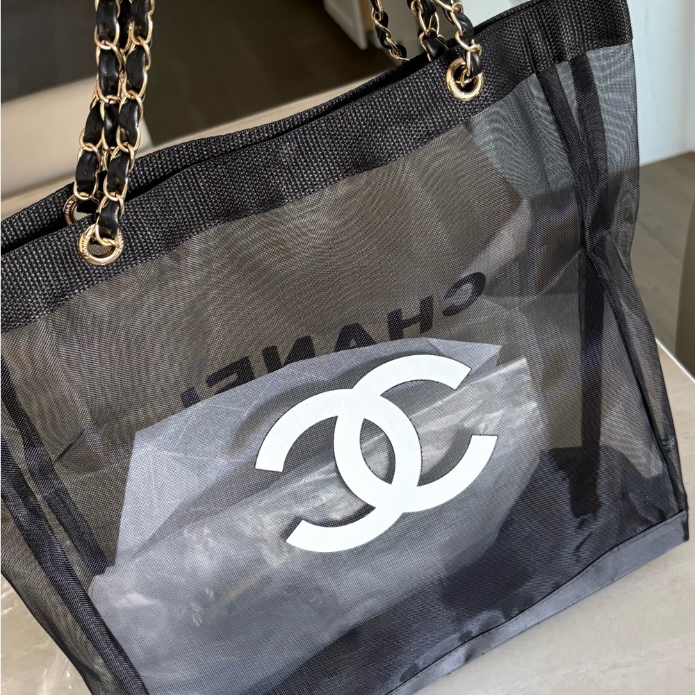 GWP CHANEL Black Mesh Tote with Logo Pouch - Picture 5 of 7